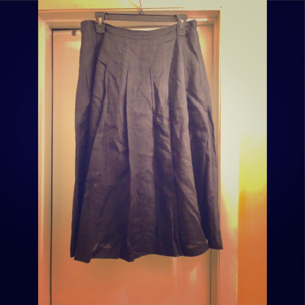 Black linen fully-lined pleated skirt.